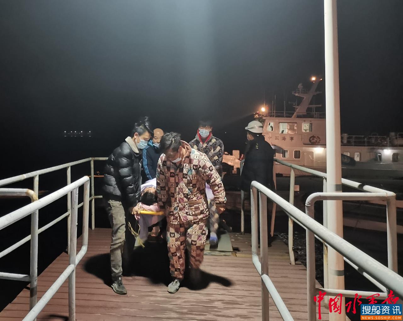 舟山海事深夜火速救援一名重伤船员