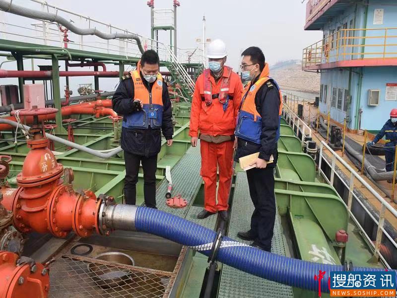 荆州海事局强化枯水期危险品船全方位检查