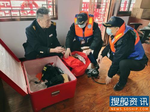 重庆朝天门海事处执法人员检查船上消防装备