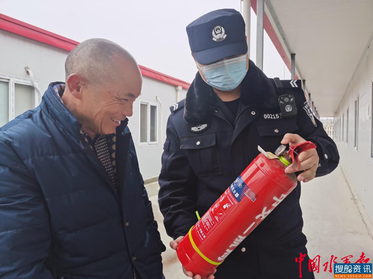 “警民心连心,共度平安年” 长航公安南通分局港口派出所积极开展爱民实践活动
