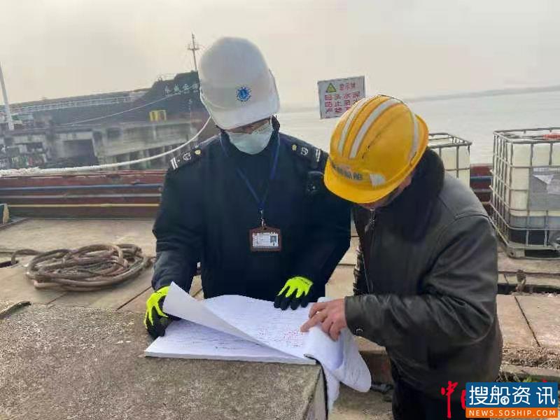 扬州海事开展船厂防污染监督检查