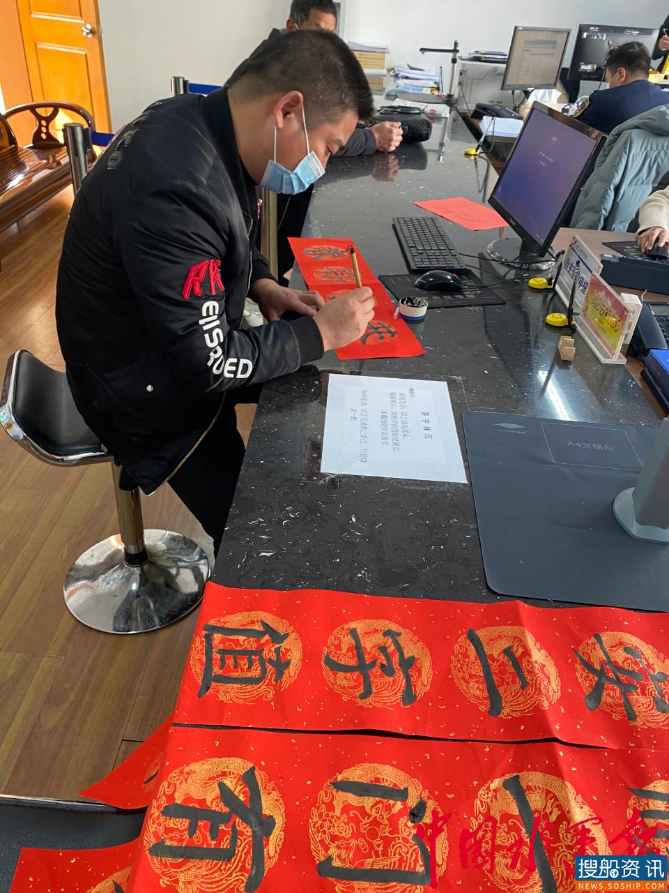 春节送福 让船户把安全“写”进心里