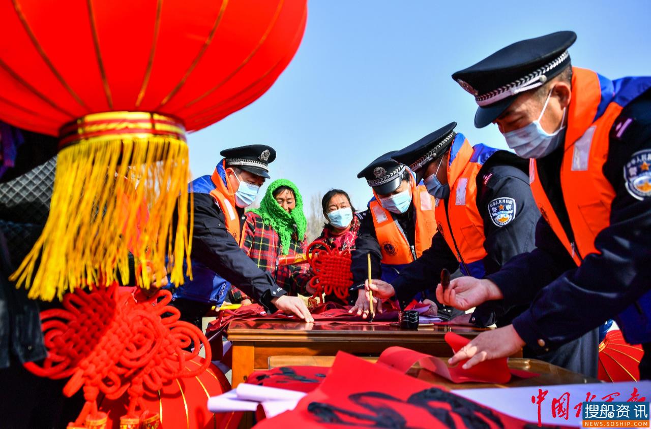 山东台儿庄警方:新春送福到船头 情暖船民回家路
