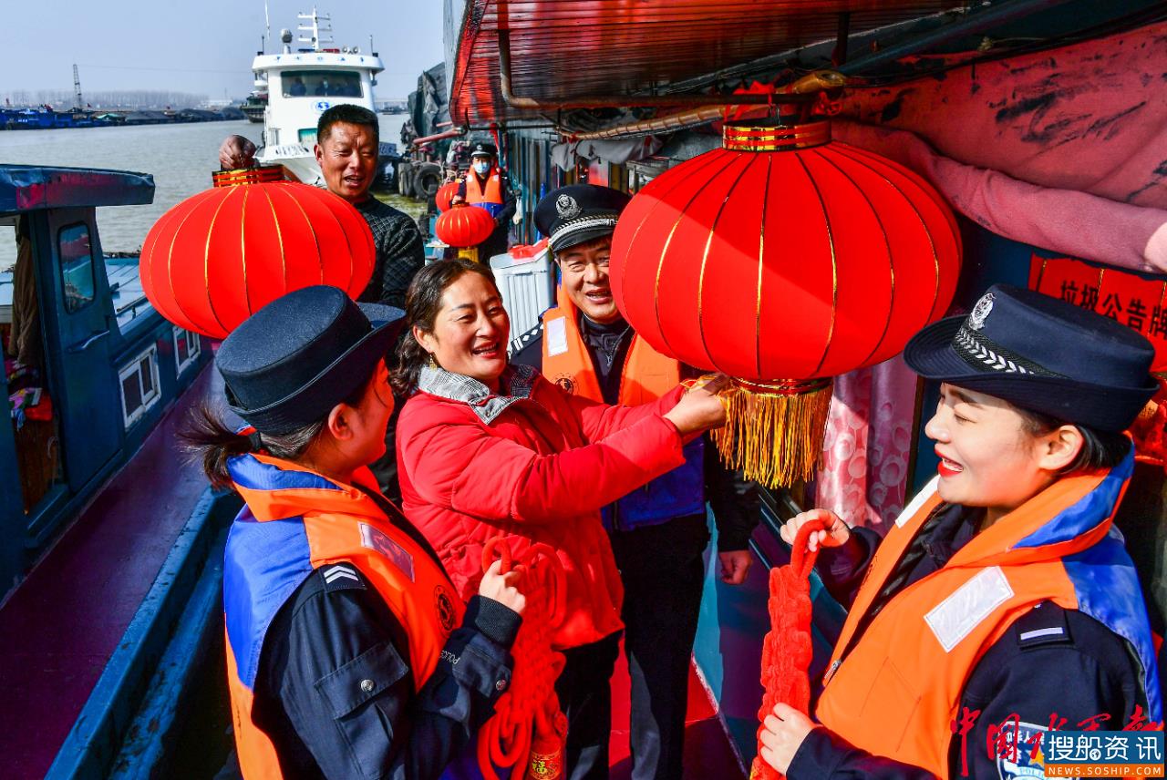 山东台儿庄警方:新春送福到船头 情暖船民回家路