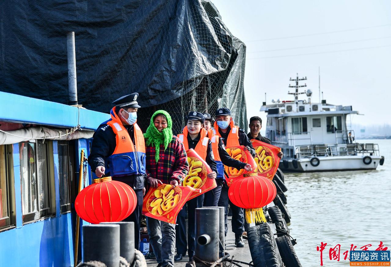 山东台儿庄警方：新春送福到船头 情暖船民回家路