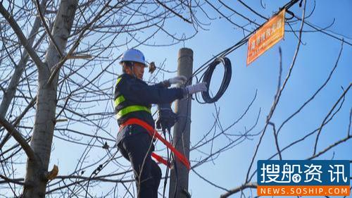 交通运输部长江通信管理局巡线人员对长江武汉流域邓家口段的干线光缆进行维保