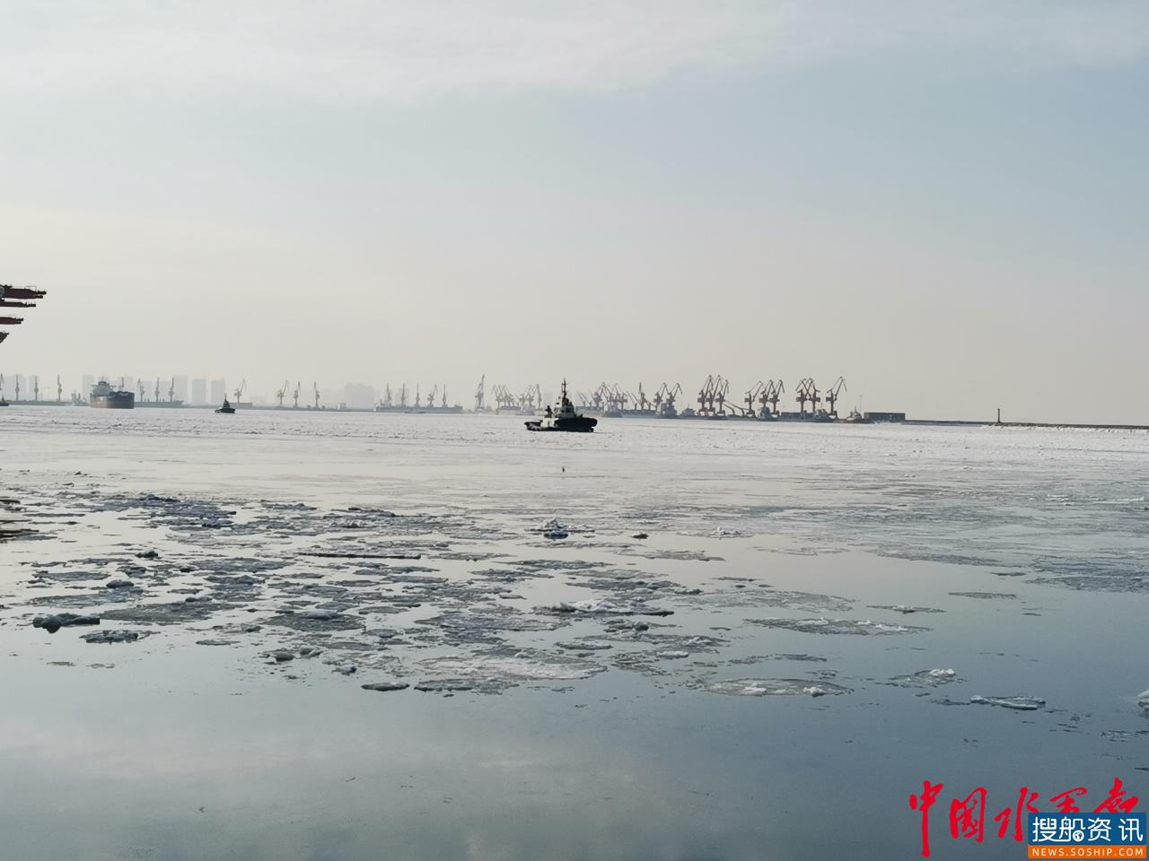 央视现场直播报道营口海事局防抗海冰保春运畅通