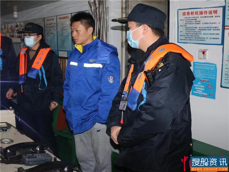 荆州海事局组织夜间错时巡航力保春运恶劣天气安全畅通