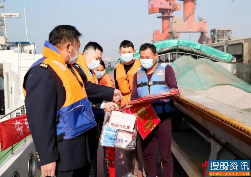 泰州海事局:向船员送春联和防疫大礼包 对就地过年船舶做好服务