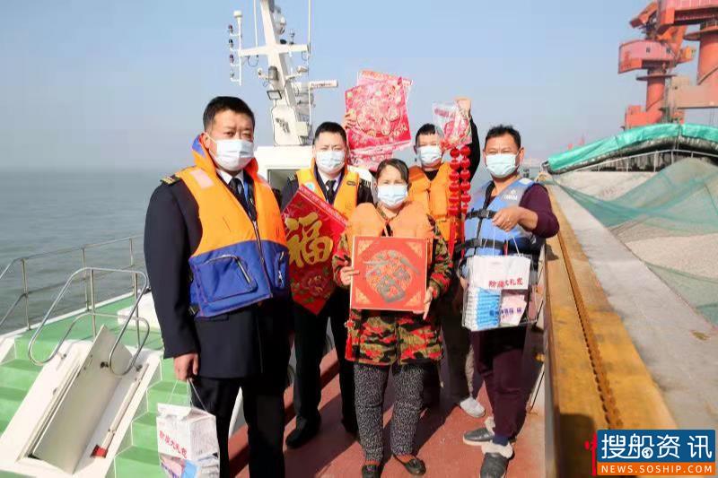 泰州海事局:向船员送春联和防疫大礼包 对就地过年船舶做好服务