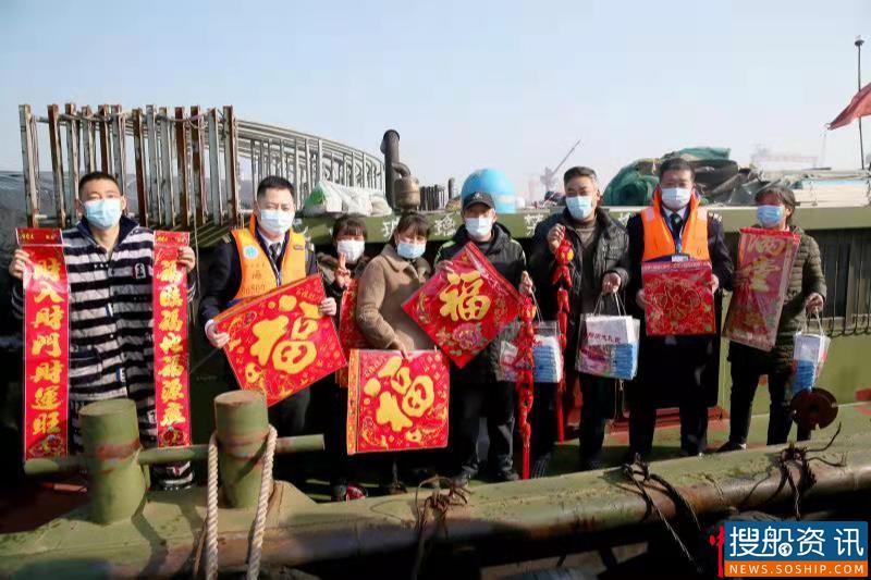 泰州海事局：向船员送春联和防疫大礼包 对就地过年船舶做好服务