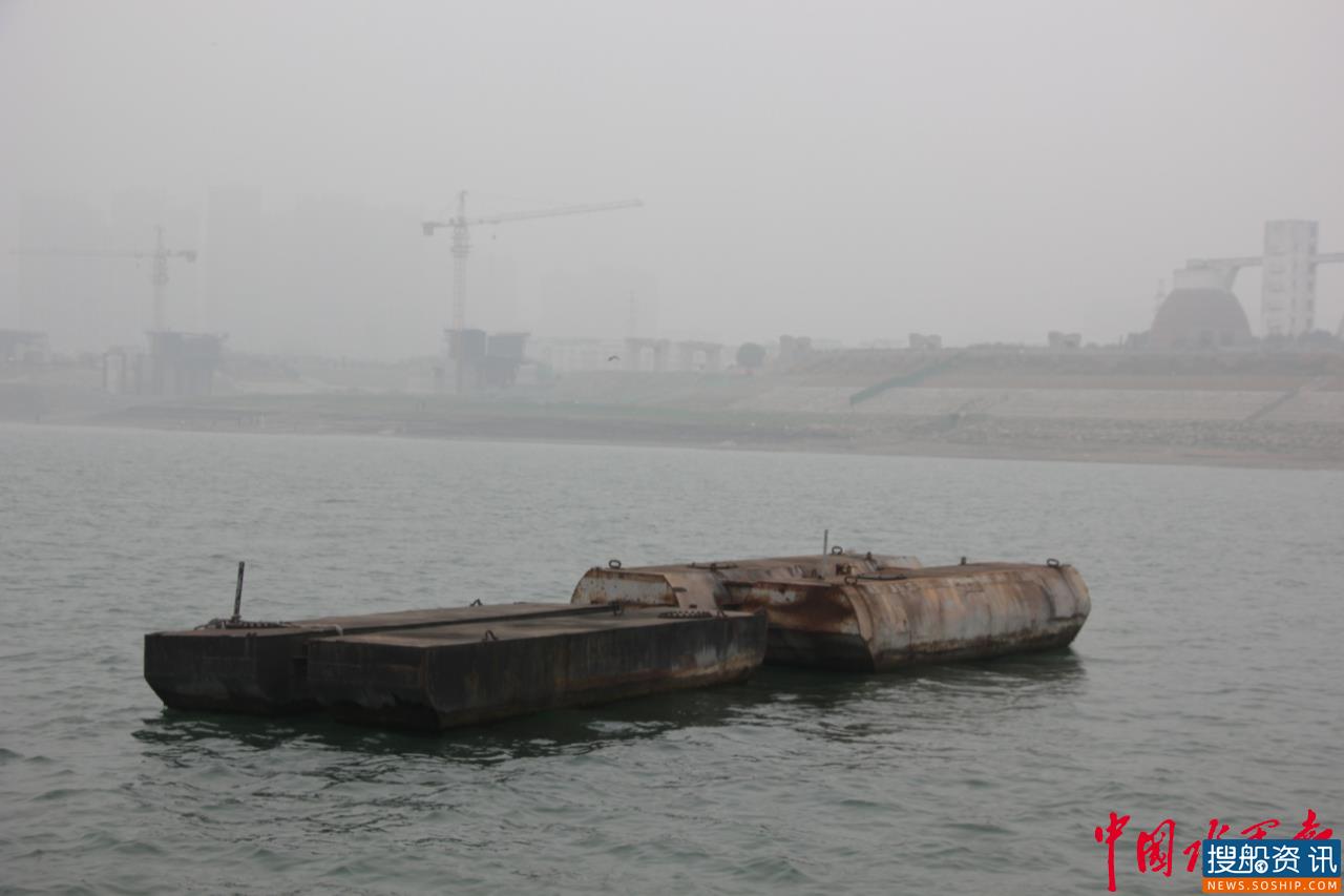 宜昌港区海事处及时处置江中漂浮物 保障辖区通航安全