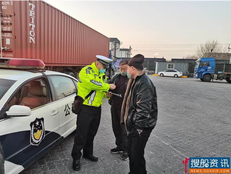 青岛港航交警守护港口交通平安顺畅