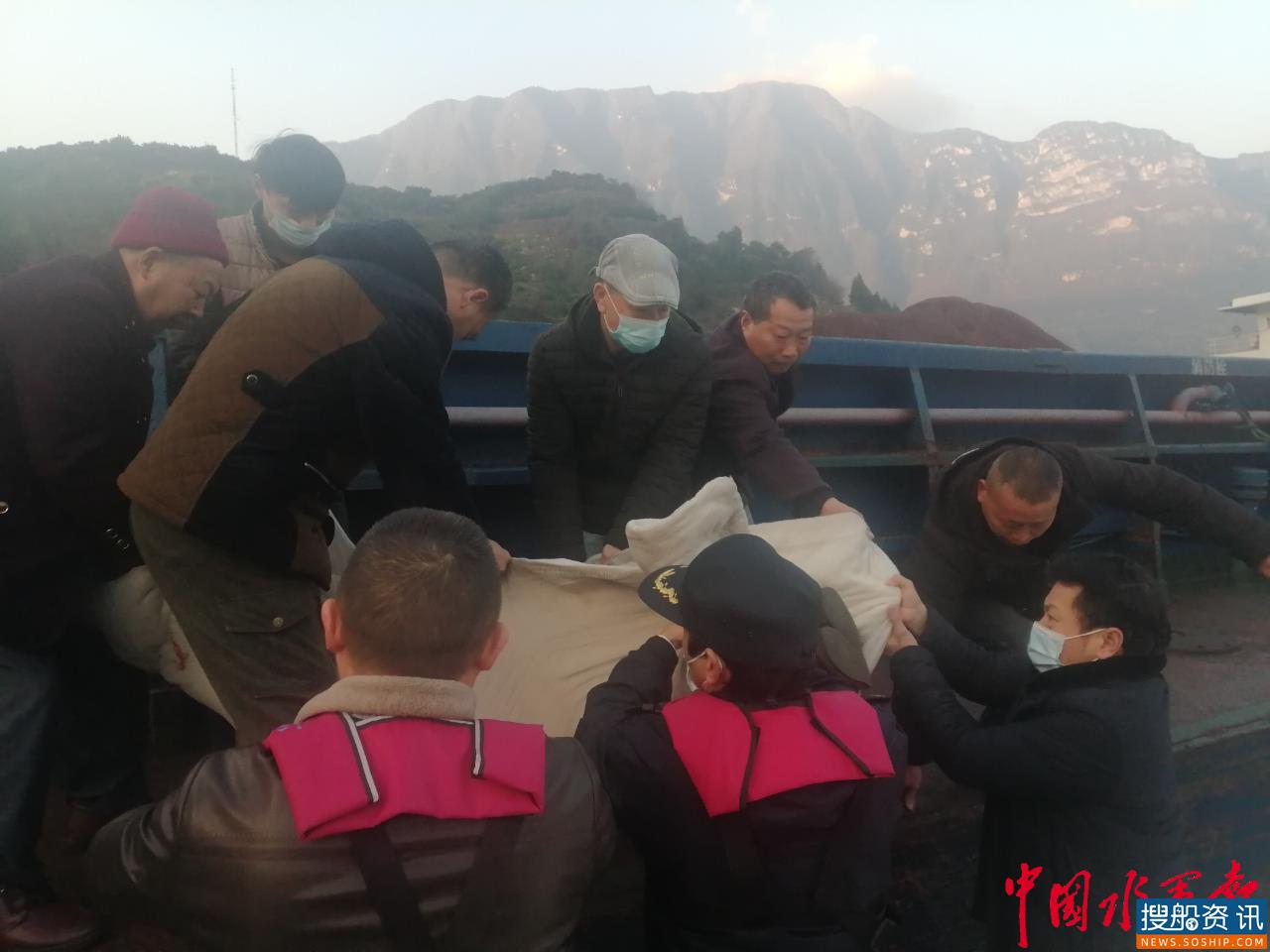 宜昌归州海事处:新春在岗 上演紧急救助