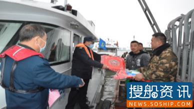 高邮交通执法大队联合邵伯航道站开展水上“牛年送福”活动