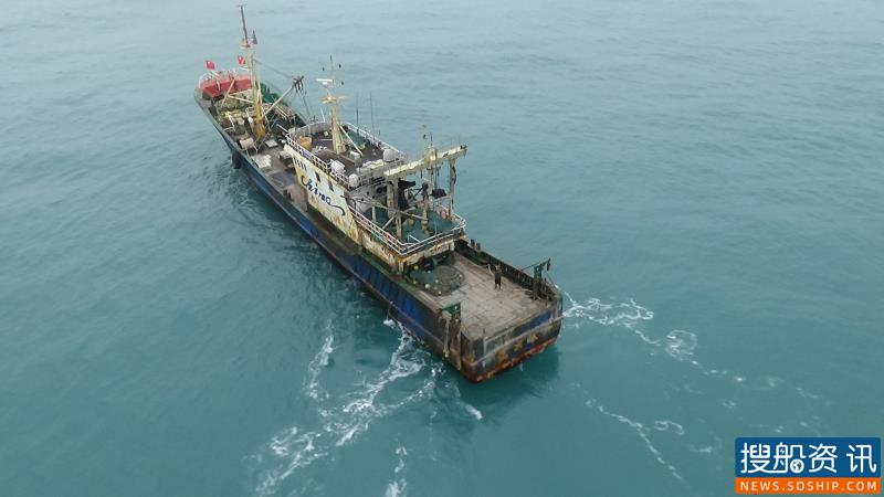 一渔民海上作业时受伤 东海救助局派遣救助直升机长距离里飞行 紧急转运送医
