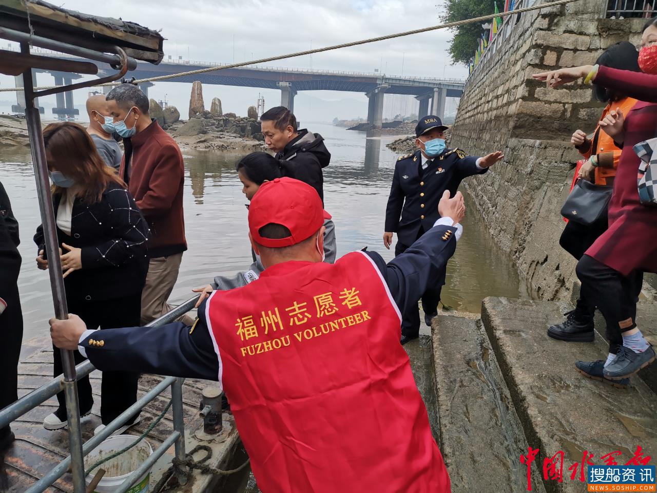 洪塘渡口的交通疏导员