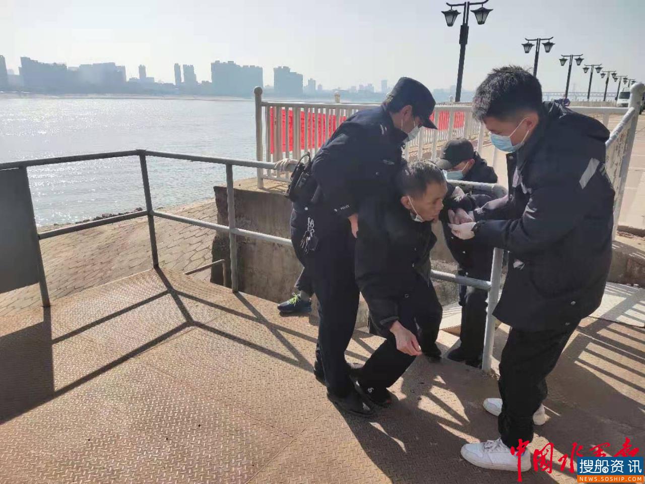 大年初六七旬老人失足落水 长江公安及时救助