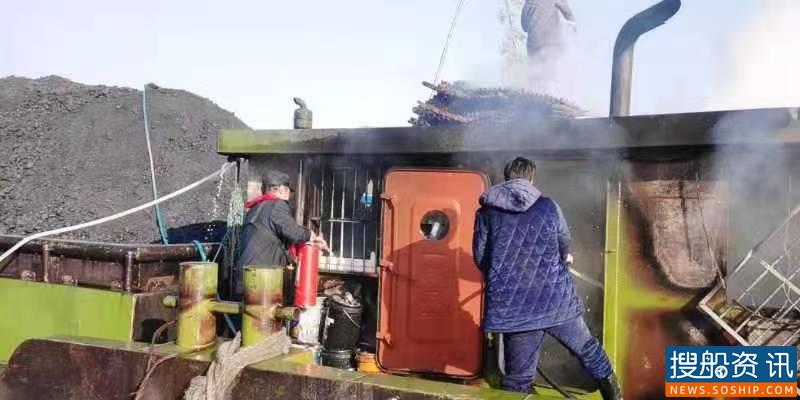 滚滚浓烟!京杭运河1500吨焦煤船起火 宿迁水上执法大队神速成功救援