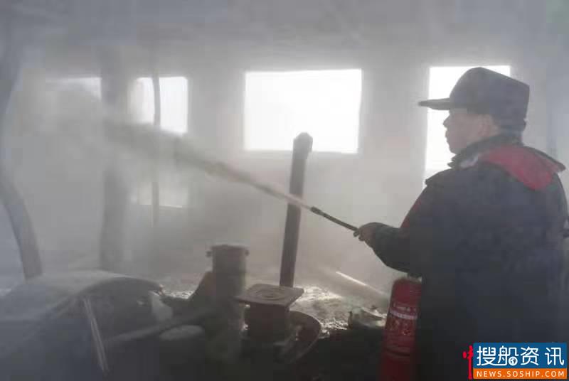 滚滚浓烟!京杭运河1500吨焦煤船起火 宿迁水上执法大队神速成功救援