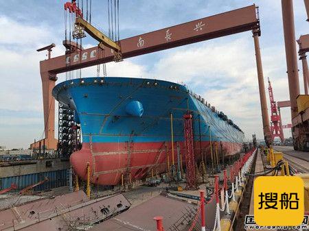 沪东中华新型15000TEU系列2号船实现主船体贯通