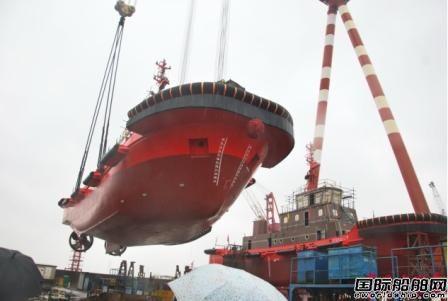 镇江船厂2艘公共应急消防船顺利吊装下水