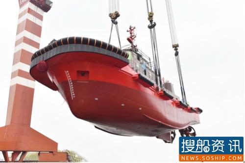 镇江船厂2艘公共应急消防船顺利吊装下水
