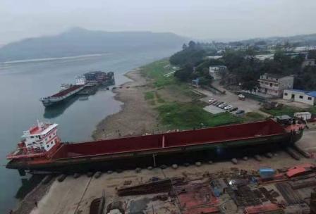 泸州江运船厂建造6000吨级散货船下水
