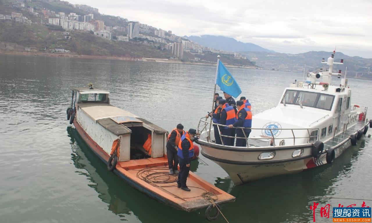 重庆巫山海事处配合地方政府开展自用船拆解工作