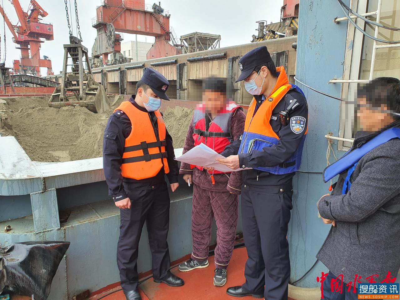 《长江保护法》实施  长航民警送法上船头