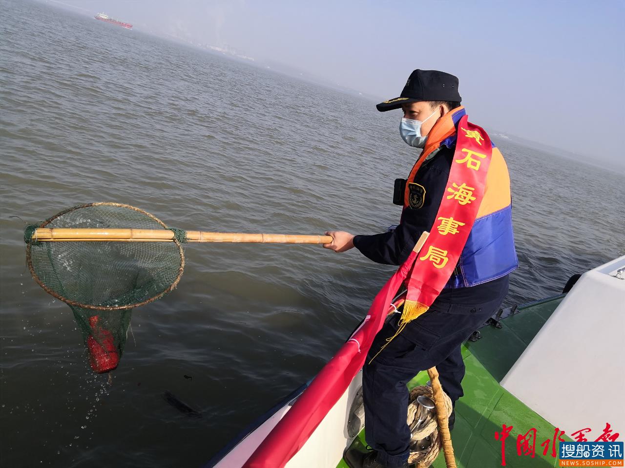 三月天花黄叶绿 长江边红色正浓 ——“3.5”学雷锋 黄石海事局扬帆志愿服务队在行动