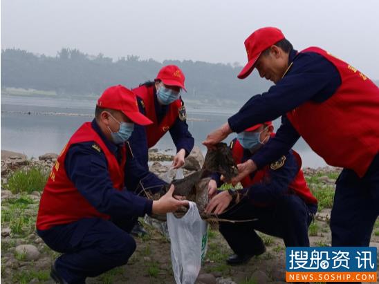 保护长江学雷锋 江安海事在行动