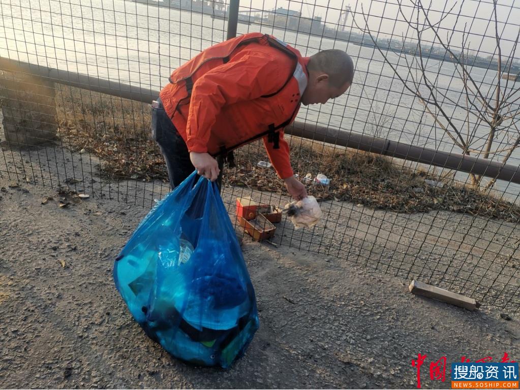 雷锋日,长江上海航道处一线职工以实际行动守护“长江母亲河”