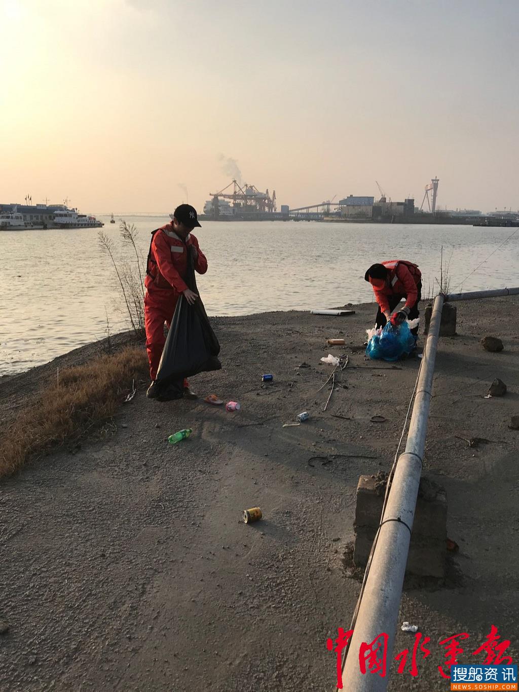 雷锋日,长江上海航道处一线职工以实际行动守护“长江母亲河”