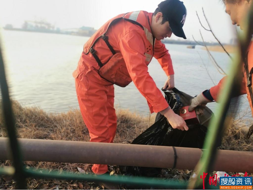 雷锋日，长江上海航道处一线职工以实际行动守护“长江母亲河”