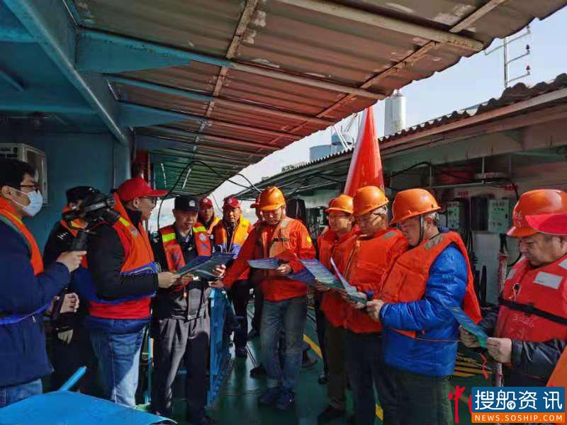 江苏仪征环保志愿者走上船头宣传长江大保护