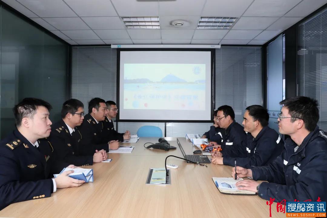 长江大保护 海Young在行动 ——南通海事局开展学雷锋志愿服务活动