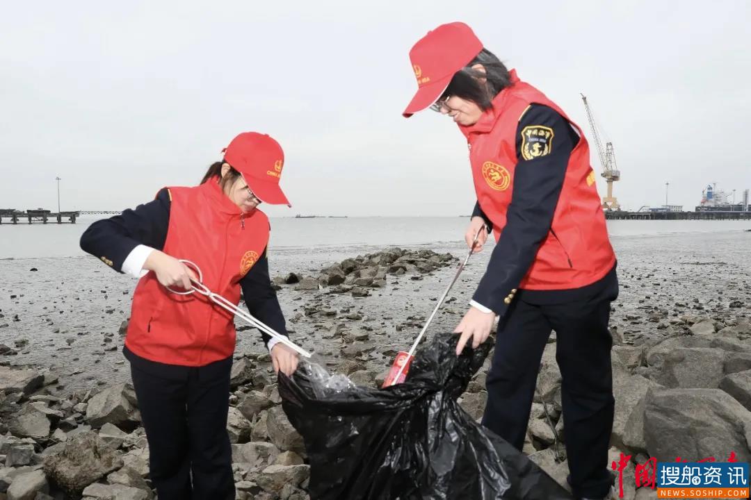 长江大保护 海Young在行动 ——南通海事局开展学雷锋志愿服务活动
