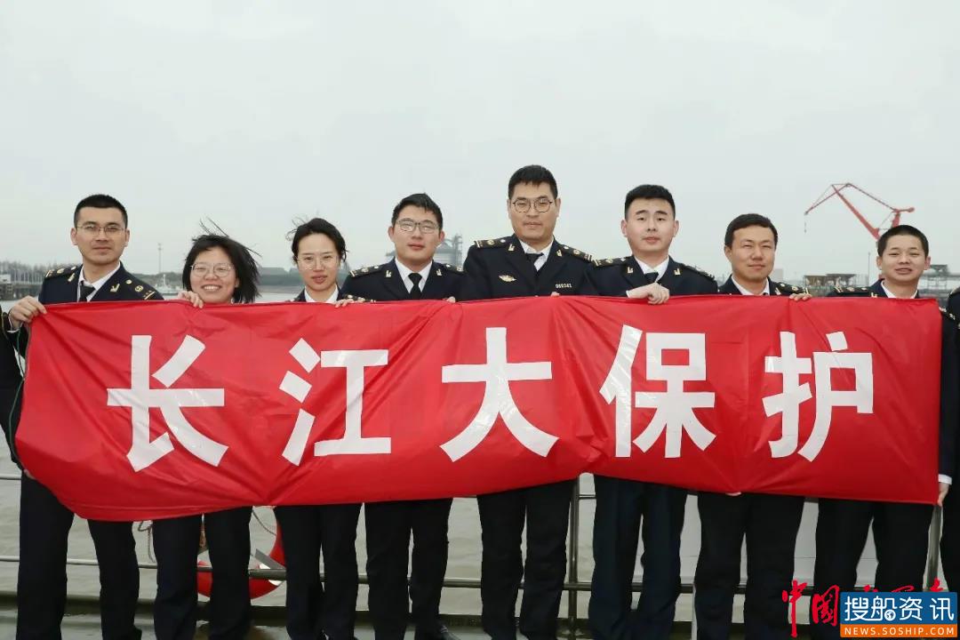 长江大保护 海Young在行动 ——南通海事局开展学雷锋志愿服务活动