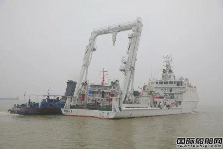 武船集团首艘新型海洋浮标作业船“向阳红31”离厂