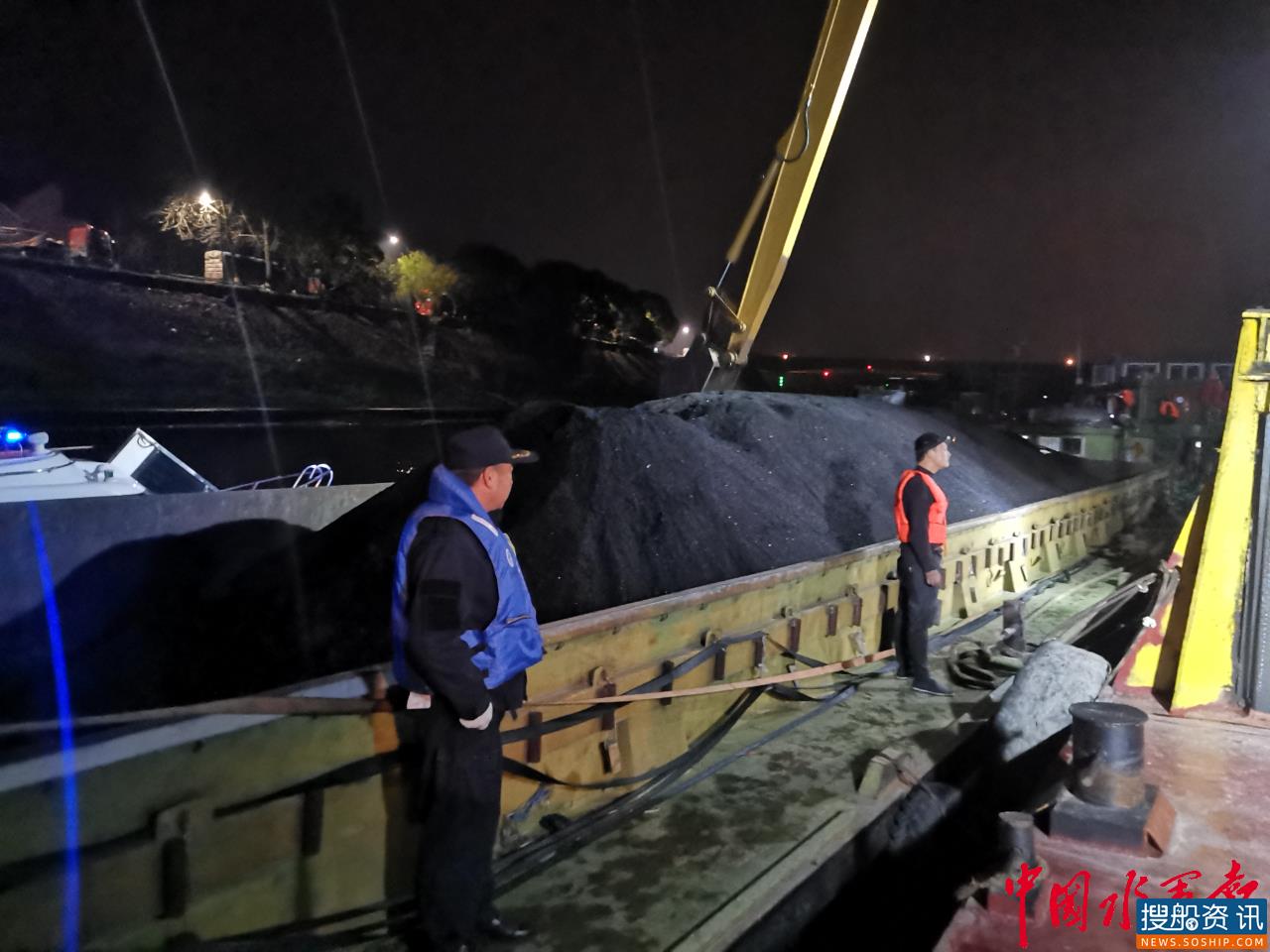 700吨重船走偏航道触礁遇险 港航8小时通宵奋战成功救援