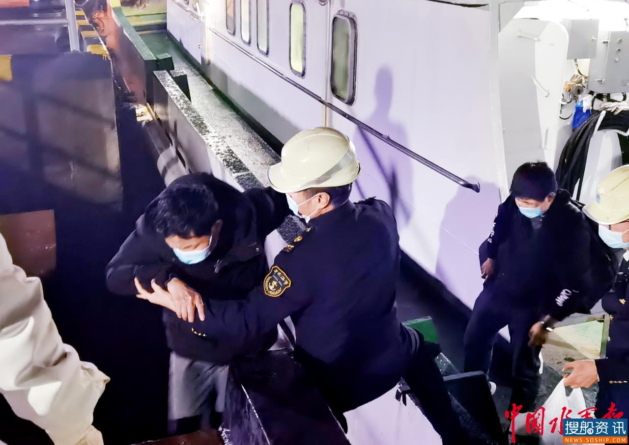 雨夜疾驰 舟山海事紧急救助外海区一重病船员