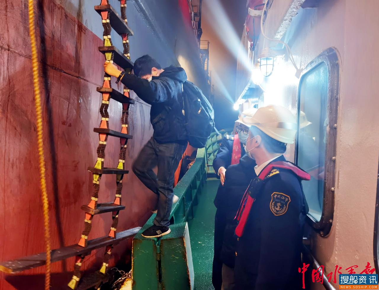 雨夜疾驰 舟山海事紧急救助外海区一重病船员