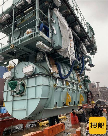 南通中远海运船务N886项目顺利完成主机吊装工程