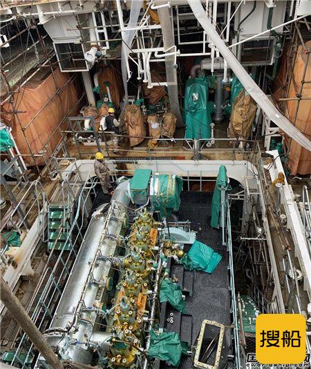 南通中远海运船务N886项目顺利完成主机吊装工程