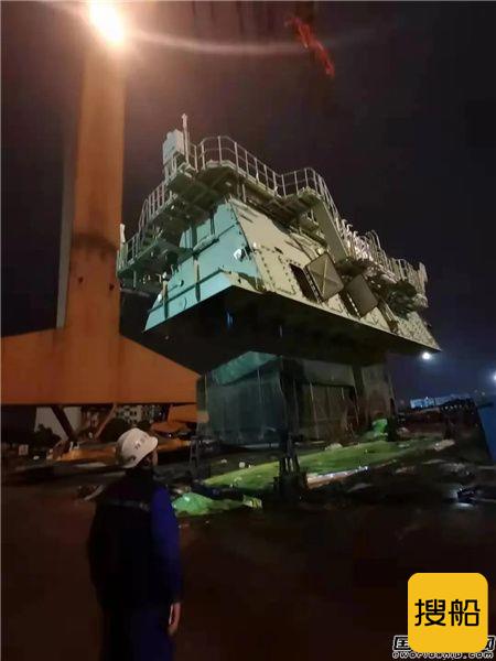 沪东中华15000TEU系列2号船高效完成主机吊装