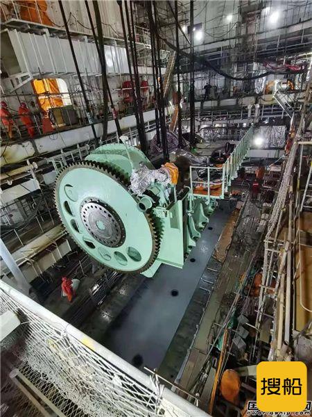 沪东中华15000TEU系列2号船高效完成主机吊装