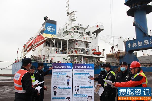 聚焦长江生态：长航公安民警开展《长江保护法》宣传活动