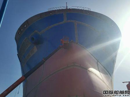 大连中远海运重工49900油轮首制船主船体成型