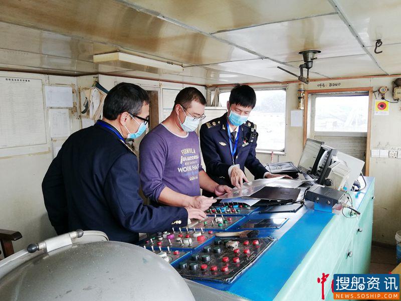 漳州龙海海事处连续滞留2艘载运机制砂船舶